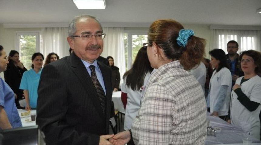 Vali Yaman Hastane &Ccedil;alışanların Tıp Bayramını Kutladı