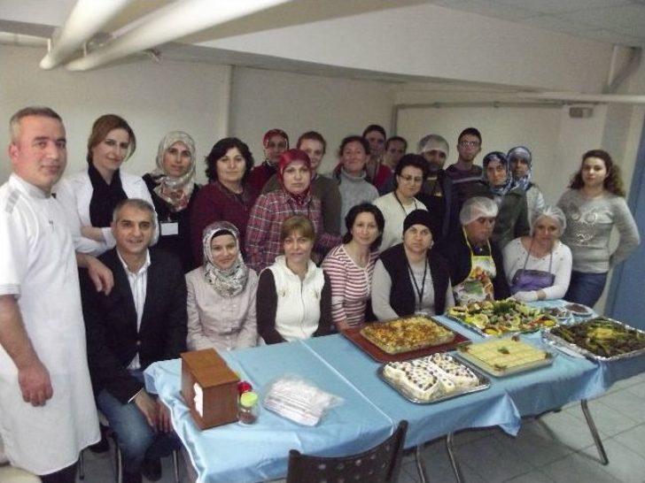 Ev Kadınları Aşçılık Kursunda Yemek Yapmayı Öğreniyor G4