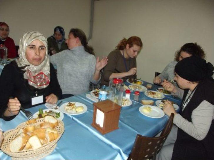 Ev Kadınları Aşçılık Kursunda Yemek Yapmayı Öğreniyor G2