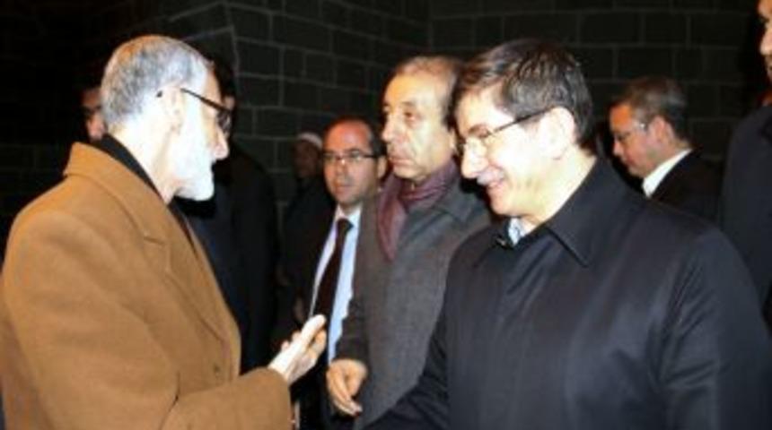 Davutoğlu Ile Eker, 27 Şehit Sahabenin Yattığı Camide Sabah Namazı Kıldı