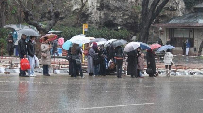 Bursalılar Yağmurlu G&uuml;ne Uyandı