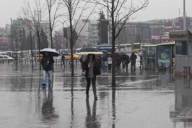 Bursalılar Yağmurlu Güne Uyandı