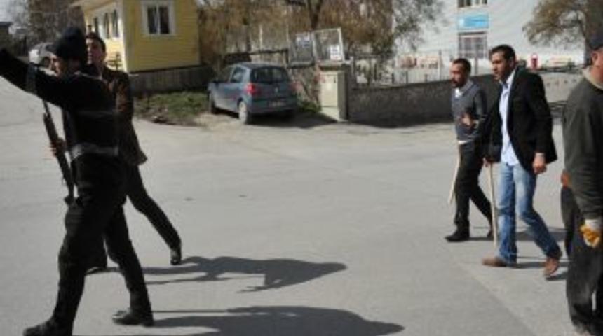 Polis Objektiflere Yansıyan Dikmen Saldırganlarını Arıyor