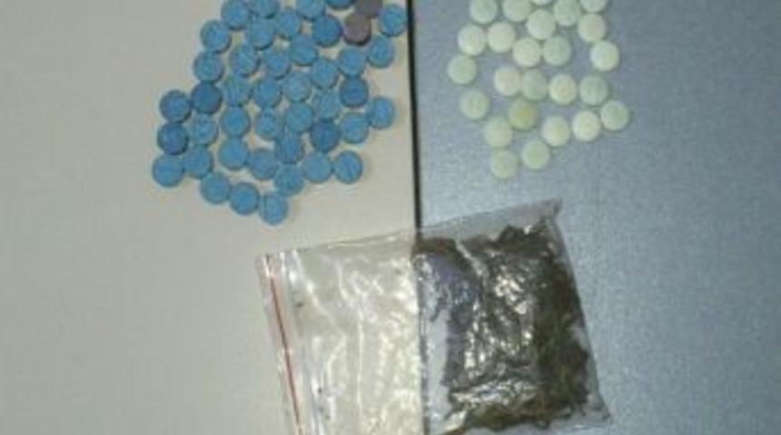 17 Yaşındaki Gencin &Uuml;zerinde 71 Adet Uyuşturucu Hap Ele Ge&ccedil;ti