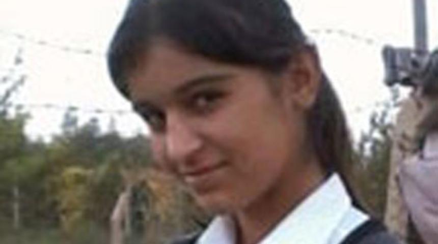 Kendisiyle aynı yaştaki üvey annesini öldürdü