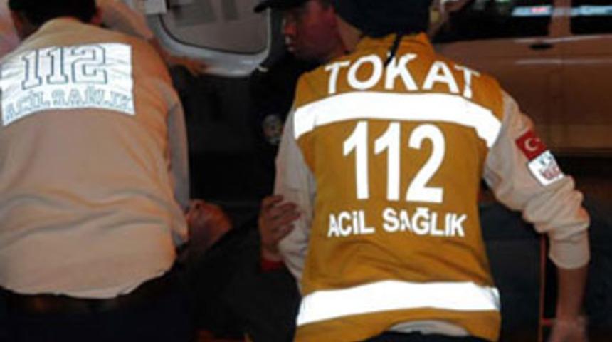 Kız arkadaşını sokak ortasında bı&ccedil;akladı