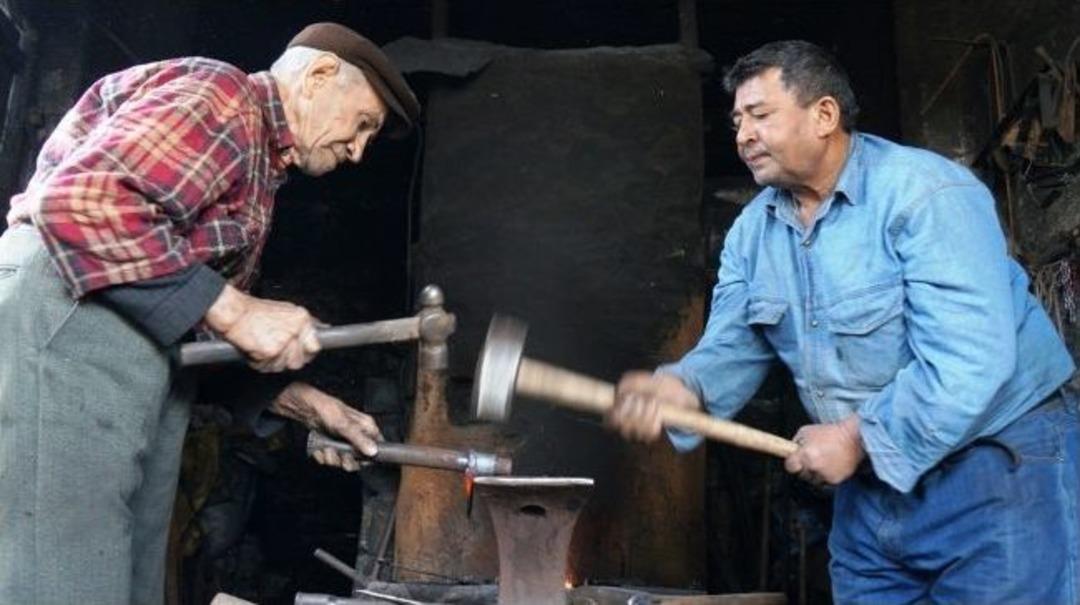 83 Yaşındaki Hasan Usta, 70 Yıldır Demir D&ouml;v&uuml;yor