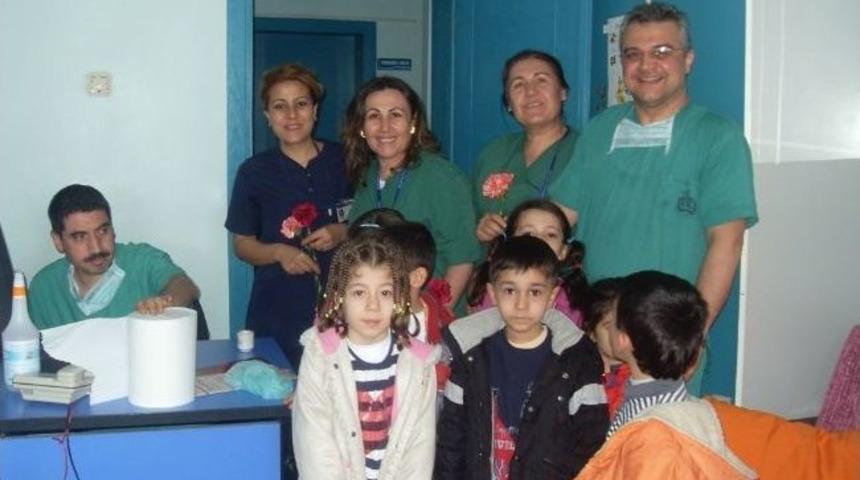 Minik &Ouml;ğrenciler, Okullarını Yaptıran Sağlık&ccedil;ıları Unutmadı