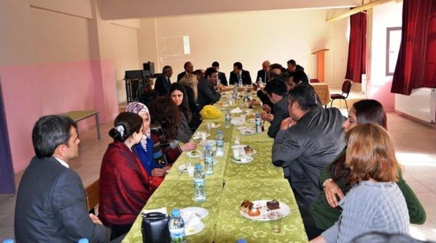 Ak&ccedil;akale Kaymakamı Ey&uuml;p Fırat, Yeni Atanan &Ouml;ğretmenlerle Bir Araya Geldi