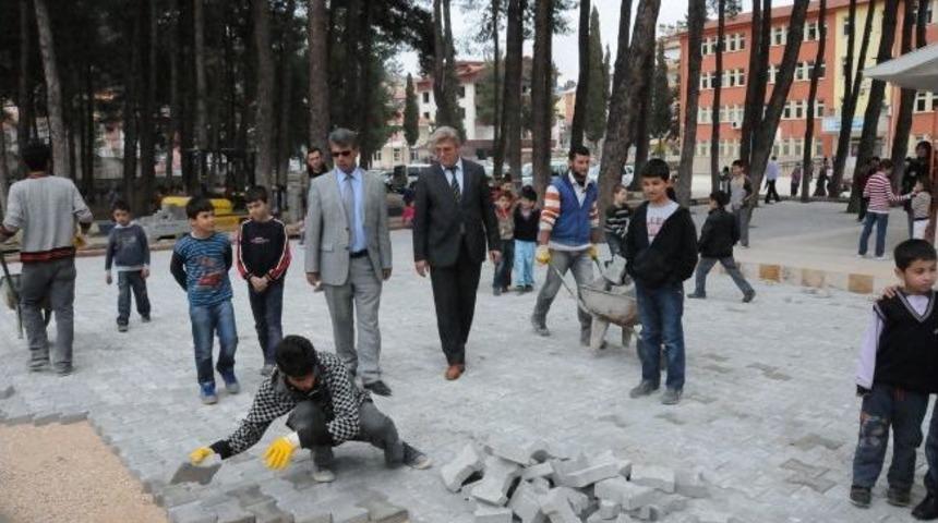 Belediyeden Oğuzhan İlkokulu Bah&ccedil;esine Parke