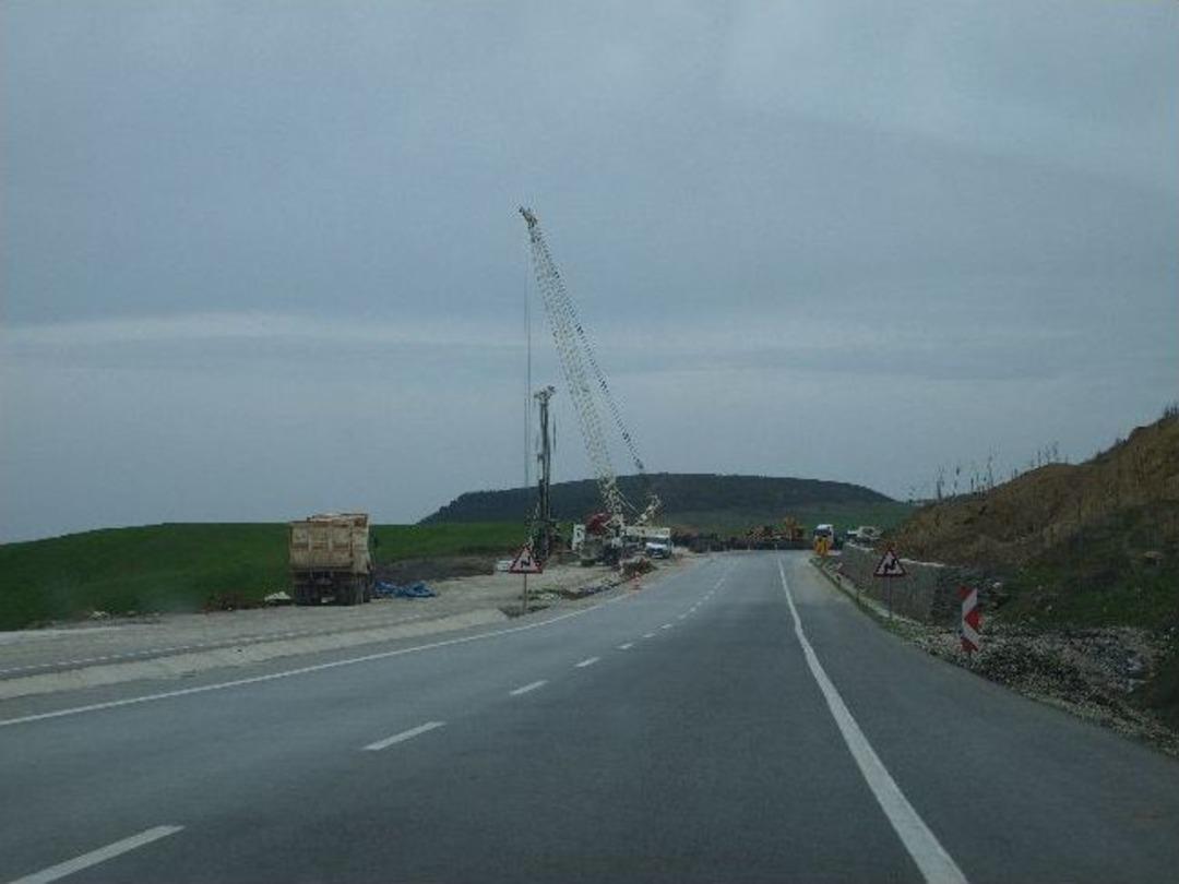 Karayolunda Heyelana Kazıklı &Ccedil;&ouml;z&uuml;m