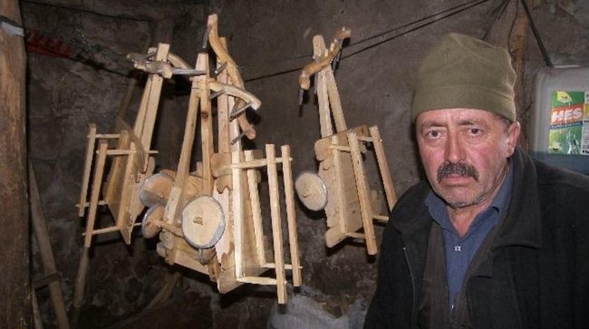 Ağa&ccedil;tan Maket Kağnı Arabası Yaparak Kağnı Arabalarını Unutturmamaya &Ccedil;alışıyor