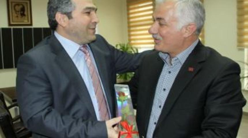 Başkan &Ouml;zden, Sağlık&ccedil;ılara G&uuml;l Dağıttı