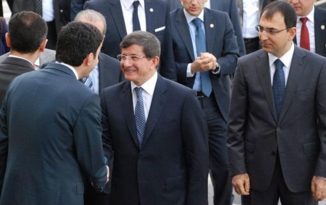 Bakan Davutoğlu, Diyarbakır Valiliği&rsquo;ni Ziyaret Etti