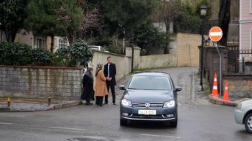 Sıkıntısı Olan Soluğu Başbakan&rsquo;ın Evinin &Ouml;n&uuml;nde Aldı