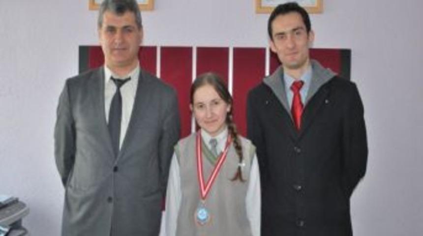 Okuma Yarışmasında Pazarlar Ortaokulu Bronz Madalya Kazandı