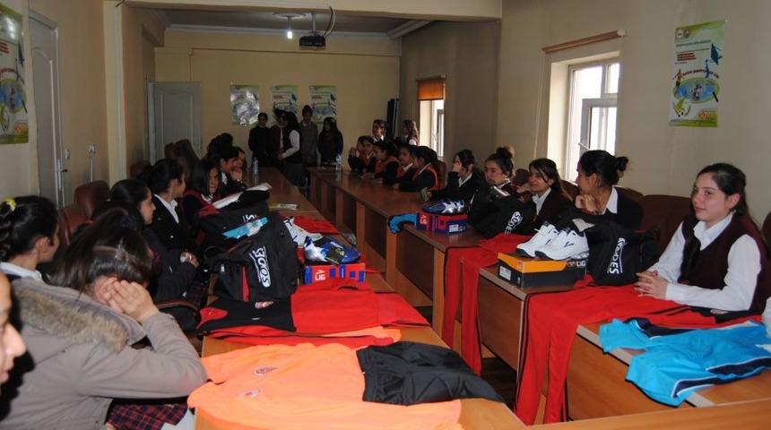 Y&uuml;ksekova&acute;da 120 Kız &Ouml;ğrenciye Spor Malzemesi Dağıtıldı