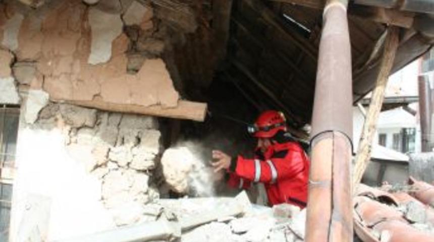 Aksaray&rsquo;da Saatte 65 Kilometre Hızla Esen R&uuml;zgar Ev Yıktı