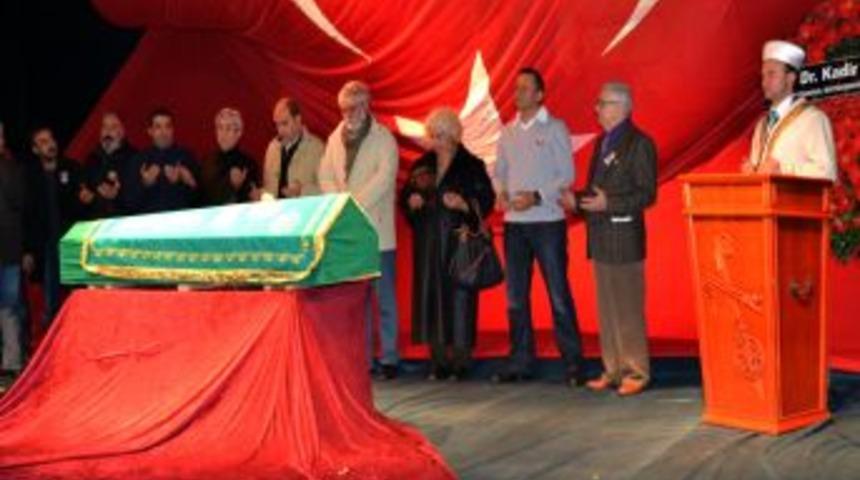 Din&ccedil;er &Ccedil;ekmez'i Sanat&ccedil;ı Dostları Yalnız Bırakmadı