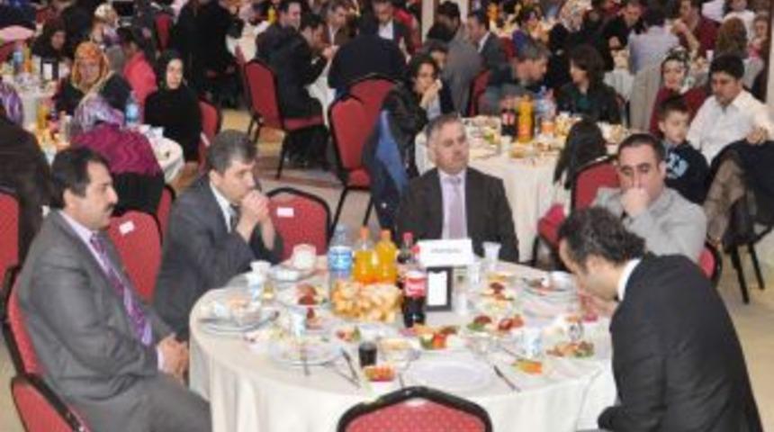 Deva Derneği'nden Sağlık &Ccedil;alışanlarına Yemekli Bayram Kutlaması