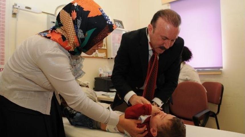 Doktor Başkan &Ccedil;ocukları Muayane Etti