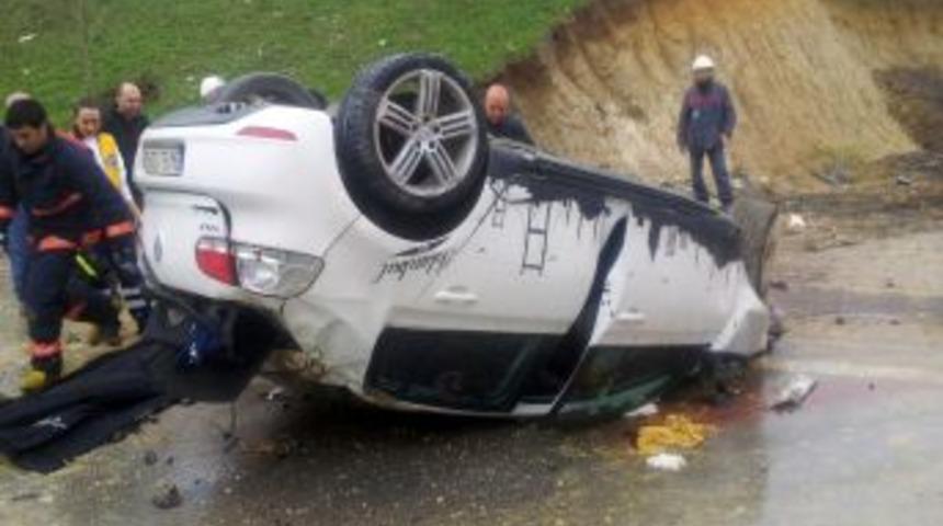 Aşırı Hız Ve Yağış Kazaya Yol A&ccedil;tı: 2 &Ouml;l&uuml;
