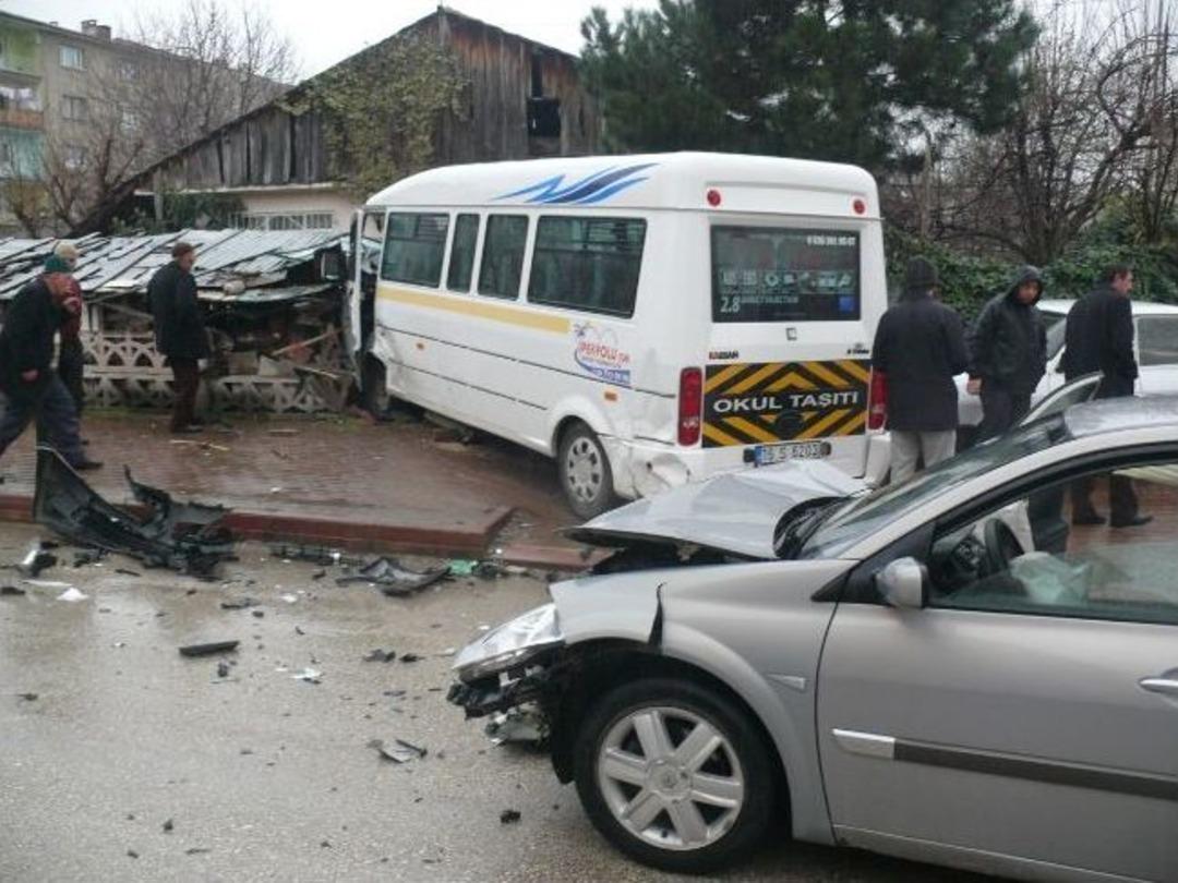 Otomobile &Ccedil;arpan &Ouml;ğrenci Servisi Odunluğa Girerek Durabildi