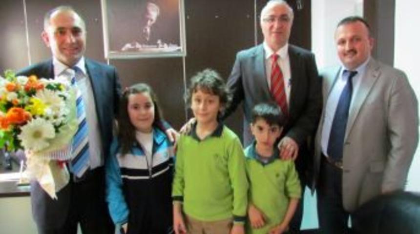 Safvet Koleji &Ouml;ğrencileri Sağlık &Ccedil;alışanlarının Bayramını Kutladı