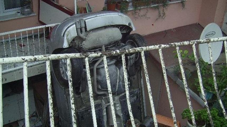 Yoldan &Ccedil;ıkan Otomobil Evin Balkonuna Dayandı