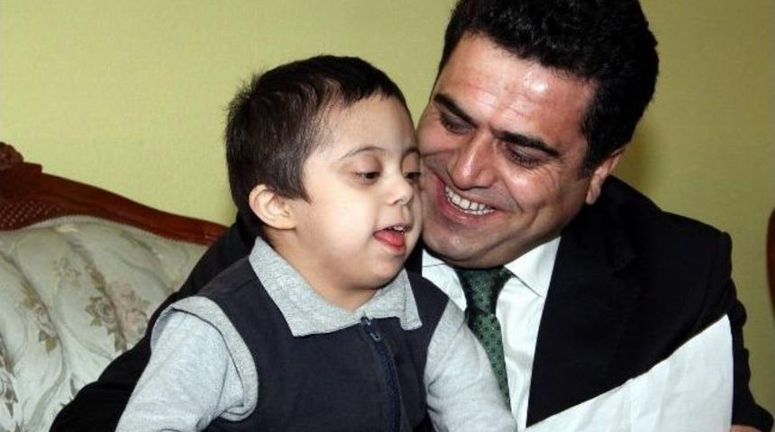 Ak Part İl Başkanı Burhanettin Kuru, Down Sendromlu &Ccedil;ocukları Ziyaret Etti