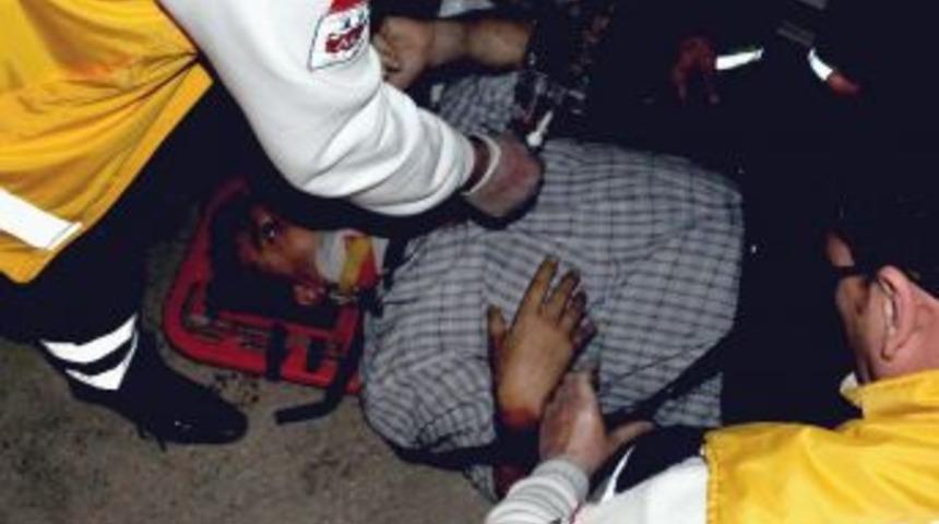 Otomobil, Kamyonun Altına Girdi: 2 Yaralı