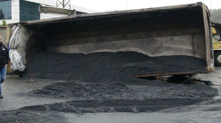 Seyir Halindeki Otomobilin &Uuml;zerine Kamyon Devrildi