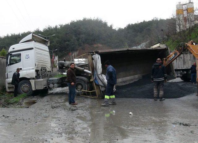 Seyir Halindeki Otomobilin Üzerine Kamyon Devrildi