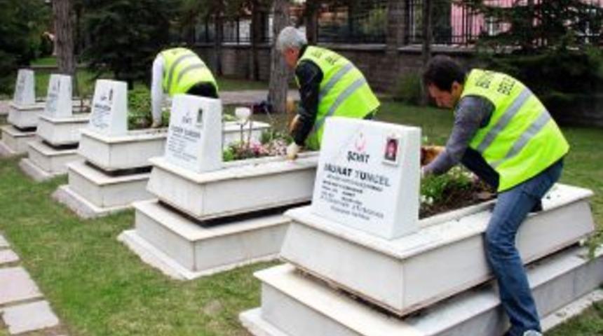 Belediye Ve Komutanlık, Şehitlikleri &Ccedil;i&ccedil;eklerle Donatıyor