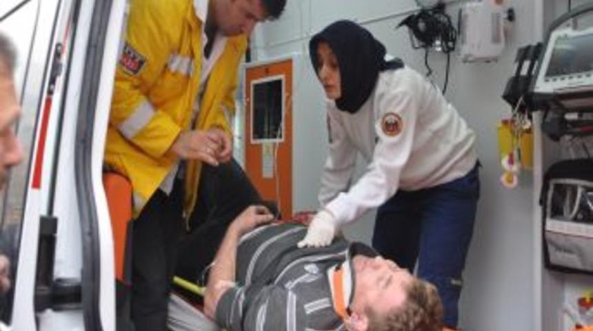 Virajı Alamayan TIR Devrildi, S&uuml;r&uuml;c&uuml;s&uuml; 2 Saat S&uuml;ren &Ccedil;alışmayla Kurtarıldı