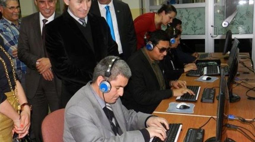 G&ouml;rme Engelliler Bilgisayar Kullanmayı &Ouml;ğreniyor