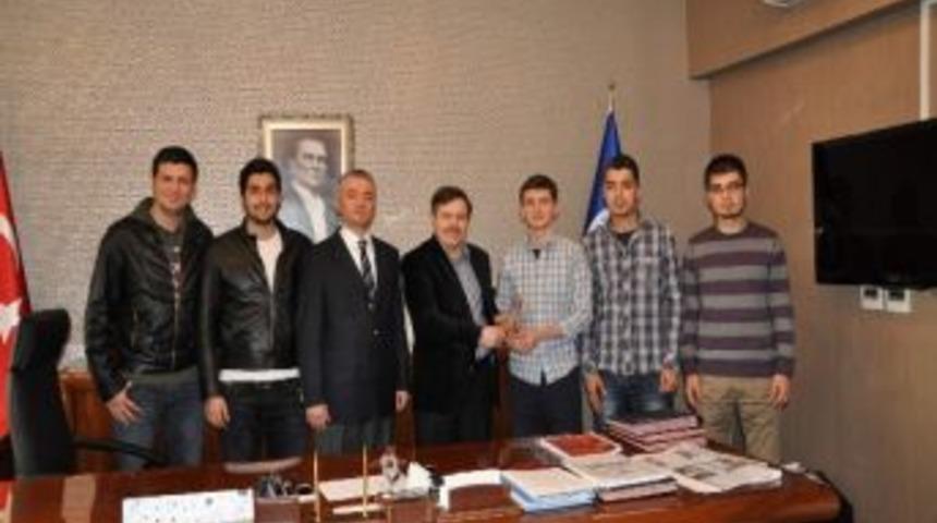 Rekt&ouml;r Sait &Ccedil;elik Robot G&uuml;nleri Yarışmasında &Ouml;d&uuml;l Alan Uşak &Uuml;niversitesi Robot Topluluğunu Kabul Etti