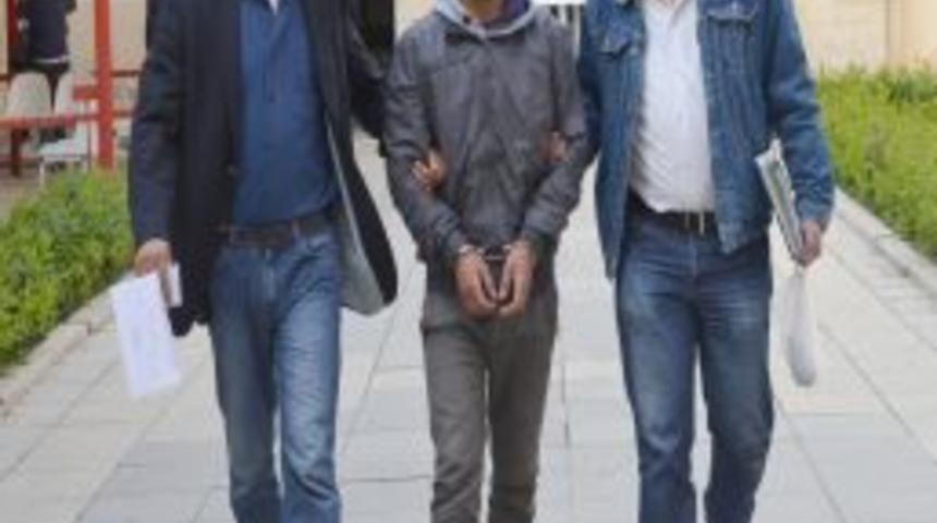 Polisler, Halı Saha Ma&ccedil;ından D&ouml;nerken Hırsız Yakalattı