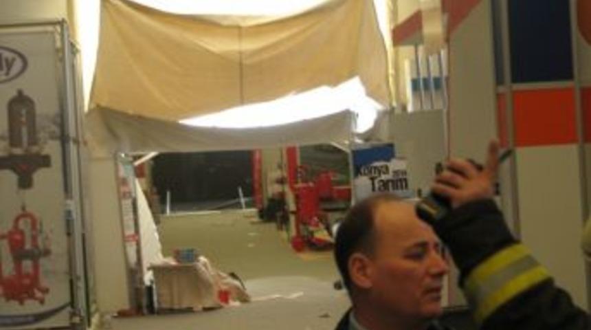 Fırtınada Fuarın &Ccedil;atısı &Ccedil;&ouml;kt&uuml;: 15 Yaralı