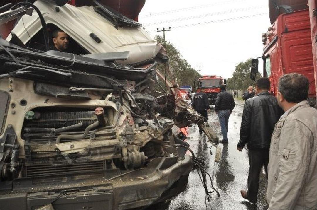 Tırlar Kafa Kafaya Girdi; 1'i Ağır 2 Yaralı