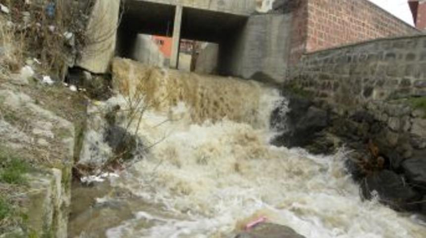 Erciyes&rsquo;te Eriyen Kar Suları Dereleri Doldurdu