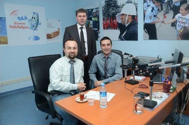 Erzurum Polis Radyosunun Konukları Nurullah Akçayır, Doç Dr.serhat Vançelik Ve Op. Dr. Volkan Yurtman, Oldu