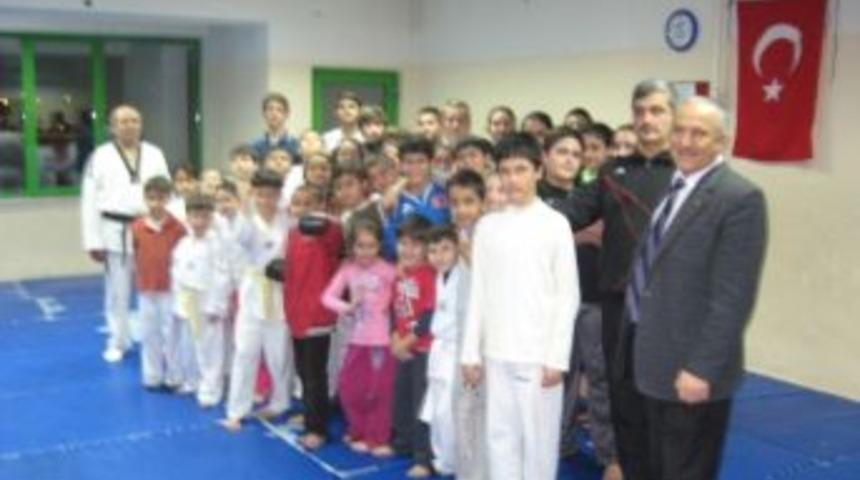 Burhaniyeli Gen&ccedil;ler Tekvandoyu Sevdi