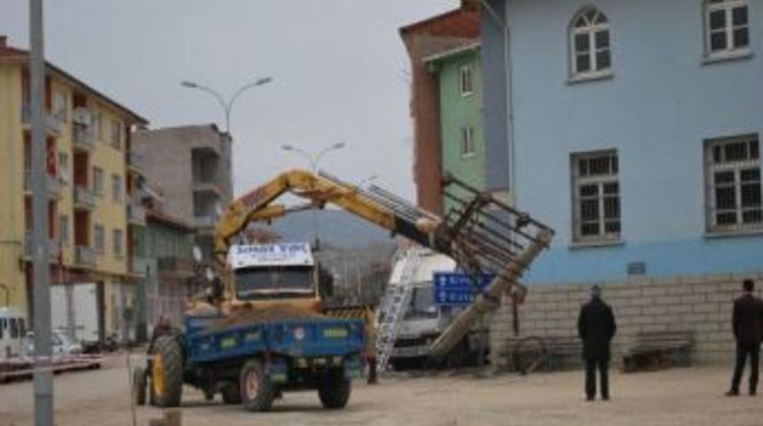 Pazarlar&rsquo;da Eski Elektrik Direkleri S&ouml;k&uuml;l&uuml;yor