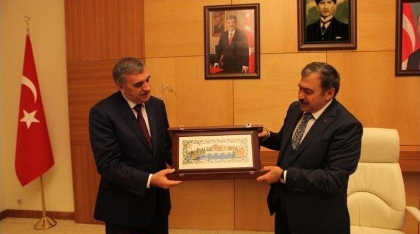 Bakan Eroğlu, Sakarya B&uuml;y&uuml;kşehir Belediyesini Ziyaret Etti