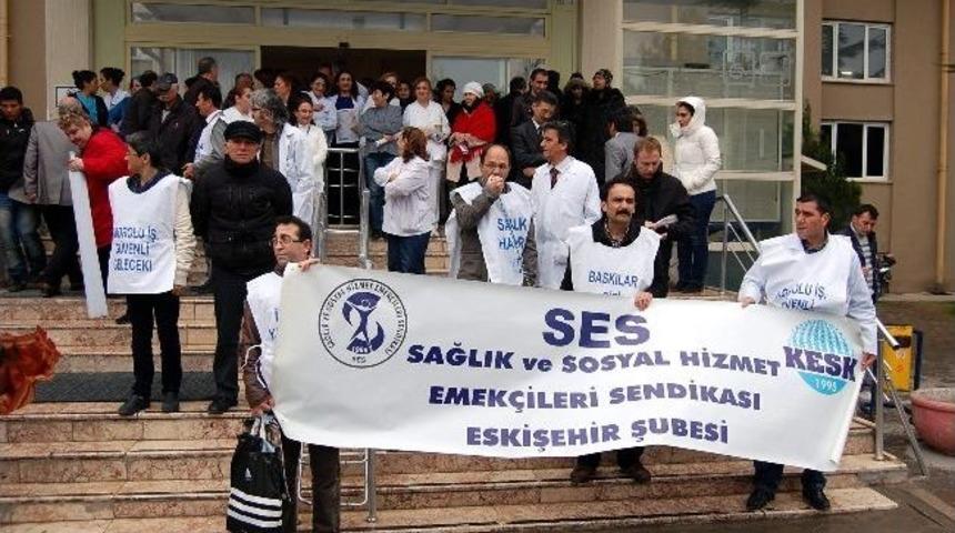 Sağlık&ccedil;ılardan Yağmur Altında Eylem