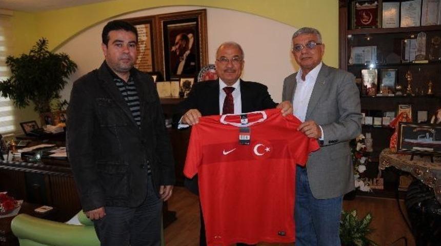 Tff, Başkan Kocamaz&rsquo;a Milli Forma Hediye Etti