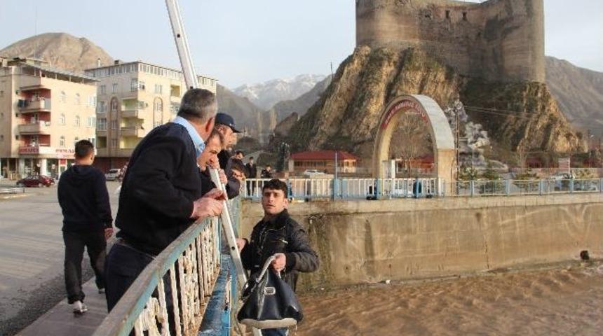 Lise &Ouml;ğrencisi K&ouml;pr&uuml;den Ge&ccedil;erken &Ccedil;antasını &Ccedil;ay&rsquo;a D&uuml;ş&uuml;rd&uuml;