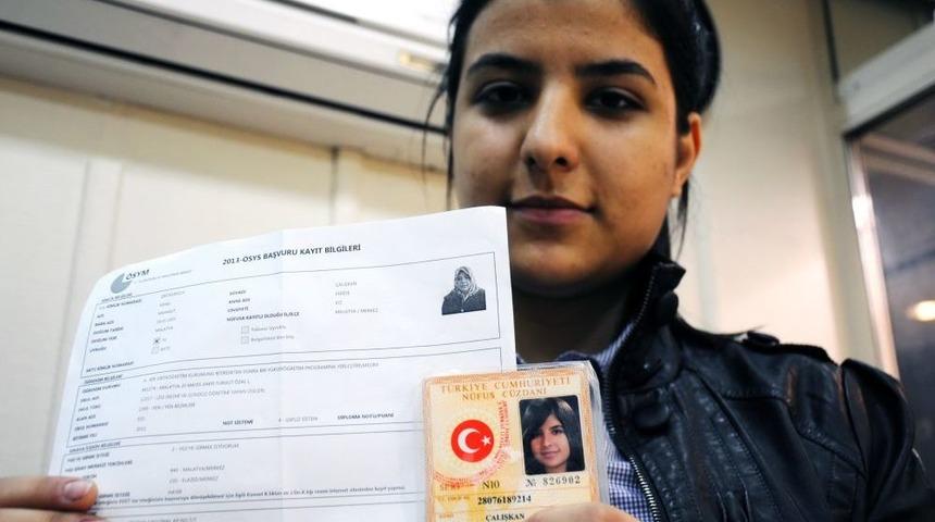 &Uuml;niversite Adayının Sınav Giriş Belgesine Annesinin Fotoğrafını Koydular