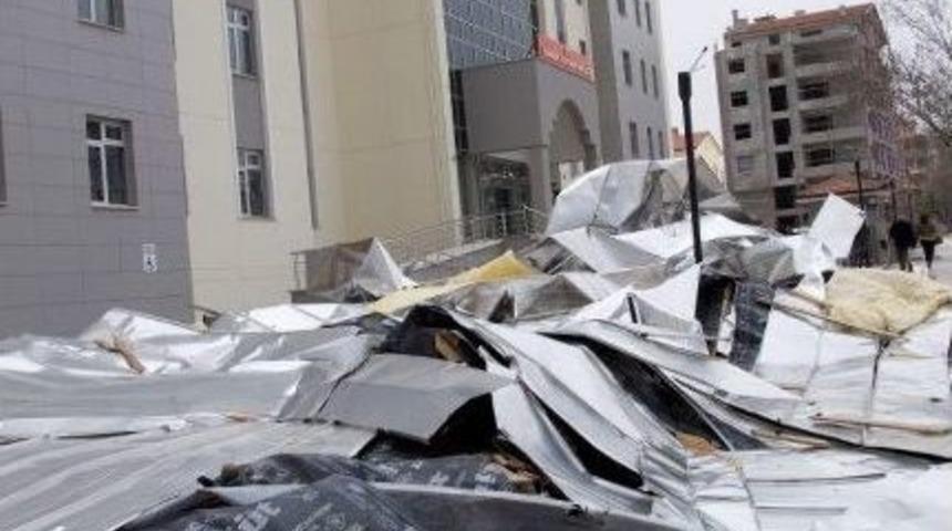 Şiddetli R&uuml;zgar Yapımı S&uuml;ren H&uuml;k&uuml;met Konağının &Ccedil;atısını U&ccedil;urdu